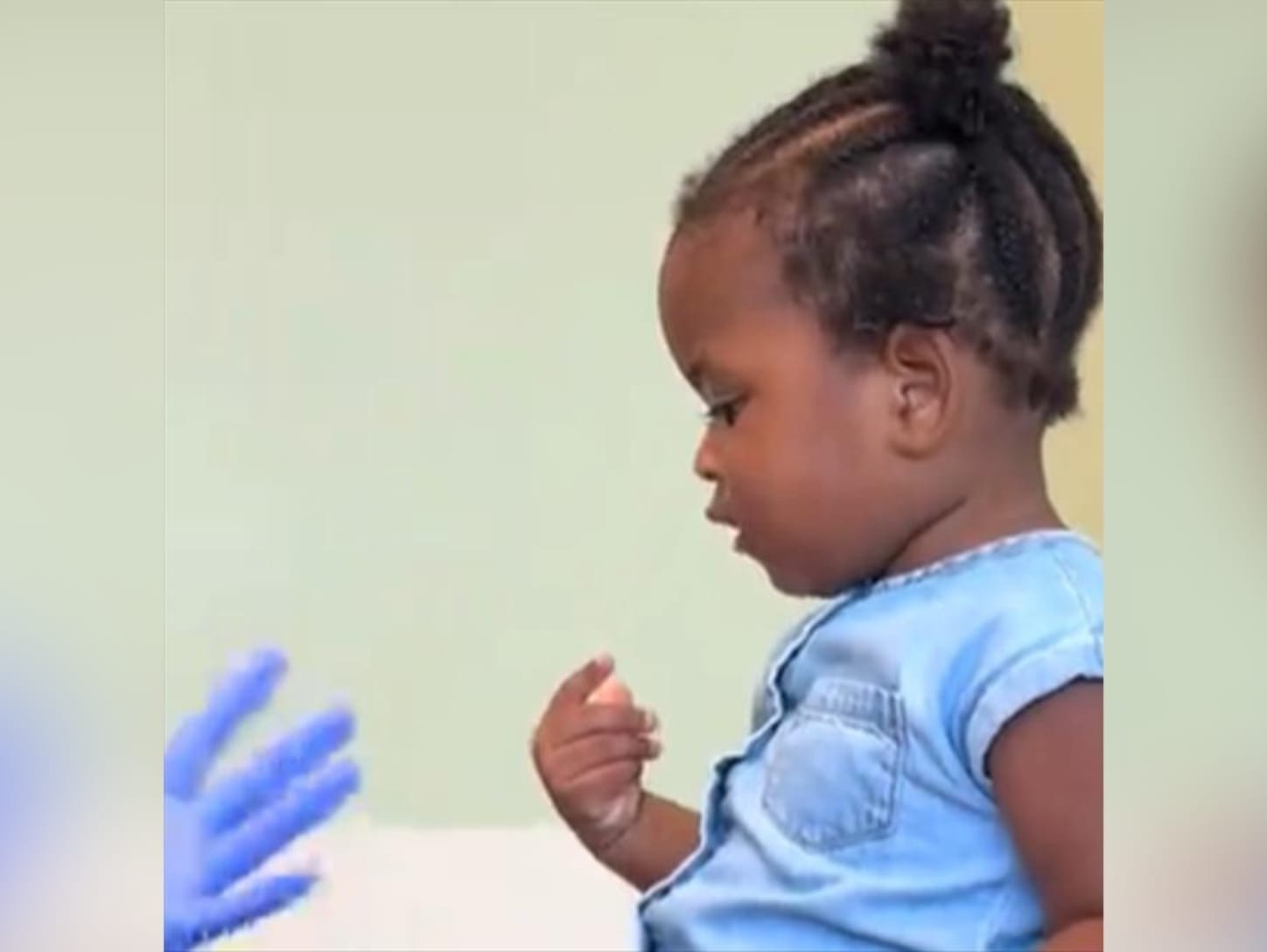 Adorable 2-Year-Old Girl Charms Everyone with Her Sweet Chat with a Nurse||