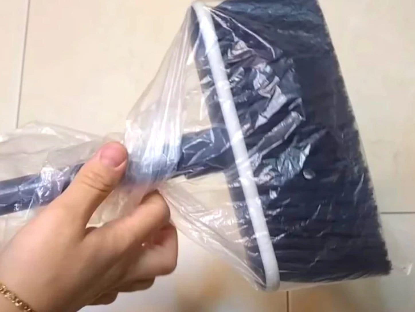 Woman puts bag over broom for a clever trick you’ll wish you learned a long time ago|||||||||