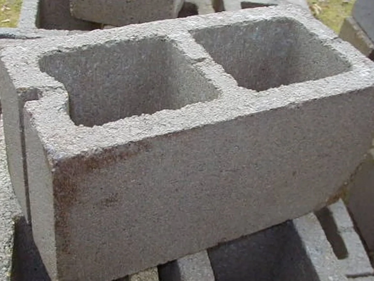 Mom buys cinder blocks and uses them in ways I never thought of. Here are 15 stunning ideas